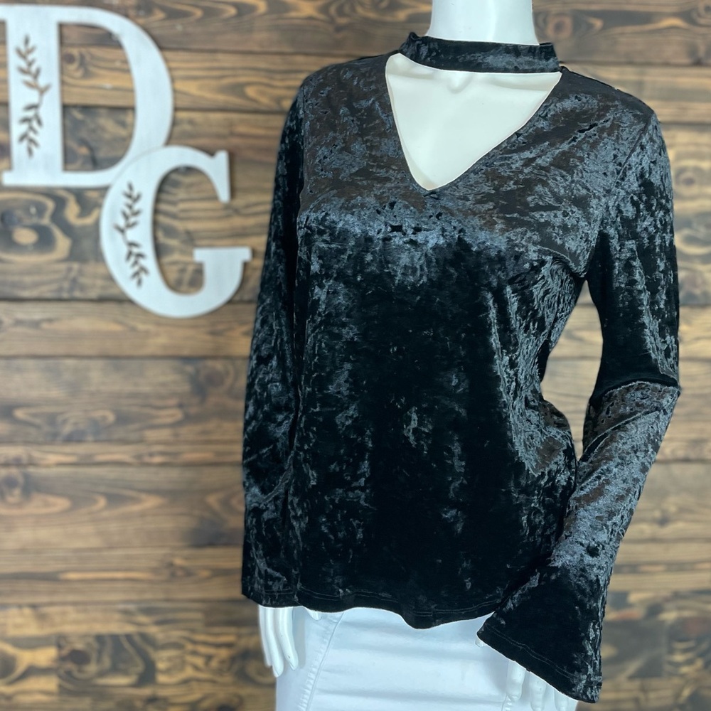 Sanctuary | Crushed Velvet Velvet Daisy Bell Sleeve Keyhole Blouse Black Choker
